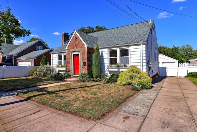 Building Photo - 153 2nd Ave
