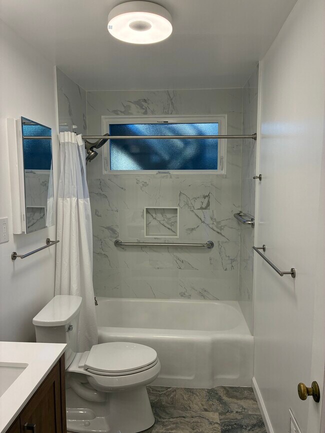 Foto del edificio - 79 Tiffany Ave