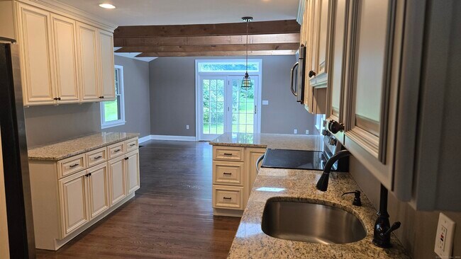 Foto del edificio - 337 Wheeler Rd