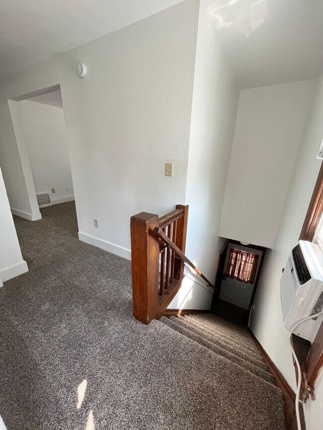 Foto del edificio - Newly Updated 2nd Floor 2 Bed/1 Bath Duplex Apartment