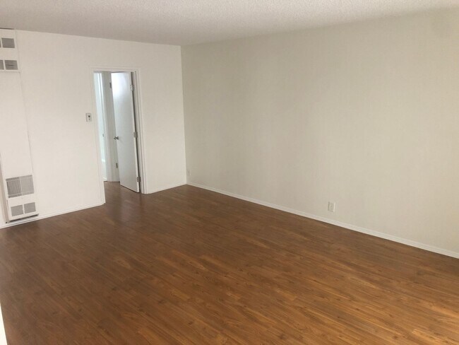 Building Photo - Spacious 1 bedroom - 1 bath unit with gate...