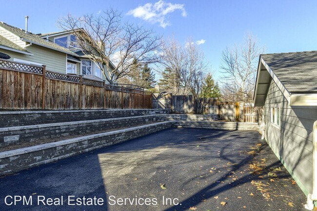 Building Photo - 3 br, 1 bath House - 323 Maple St.
