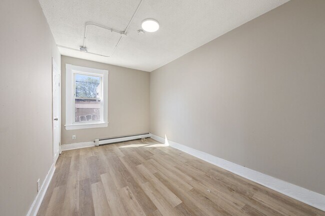 Building Photo - 50 1/2 Common St
