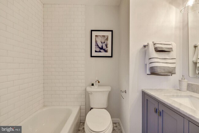 Foto del edificio - 4940 Bradley Blvd