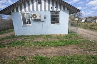 Building Photo - 1300 1/2-1302 N 8th St