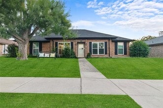 Building Photo - 2620 Carmel Dr