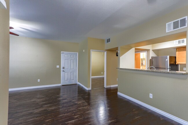 Building Photo - 2 Bedroom, 1st Floor Condo In Gated Community