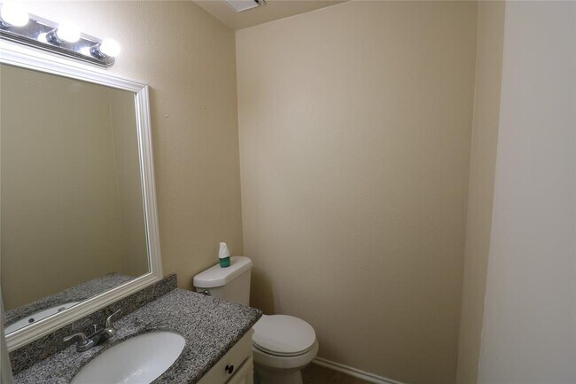 Building Photo - 603 Foxglove Dr