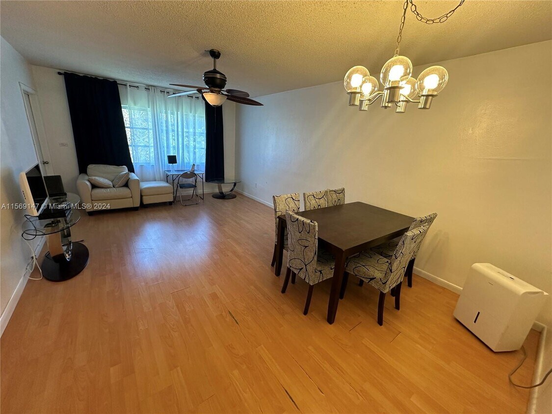 Foto principal - 2825 NE 201st Terrace