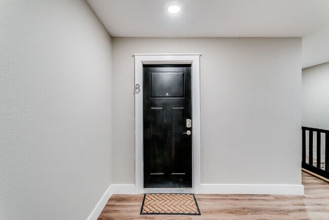 Building Photo - Fully Furnished Modern Studio Apartment