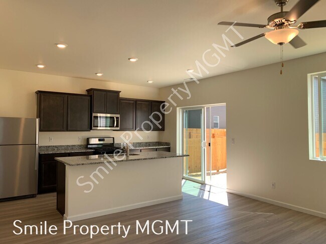 Foto del edificio - A nice house with 5 beds rooms and 2.5 baths.