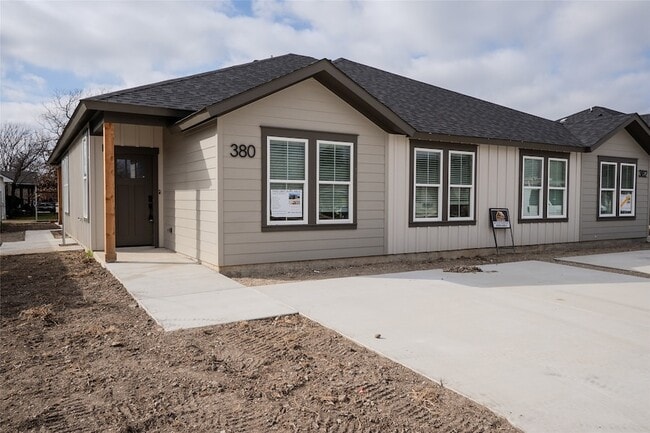 Foto del edificio - 380 N Dallas St