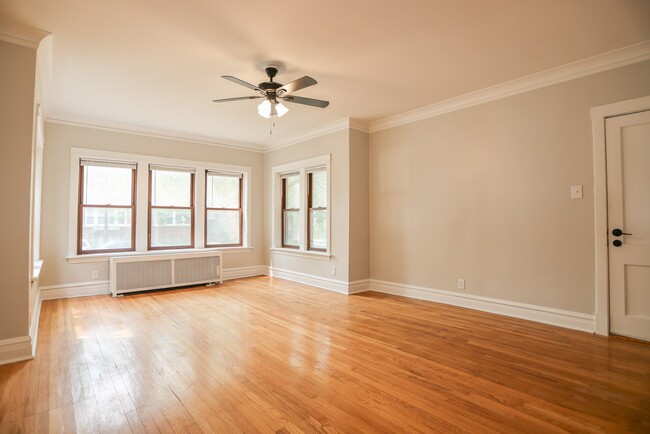 Foto del edificio - 5338 W Montrose Ave