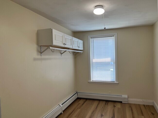 Dormitorio 2 - 109 W Hollis St