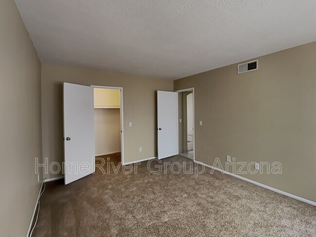 Building Photo - 925 S Longmore