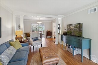 Building Photo - 32 Romney Pl