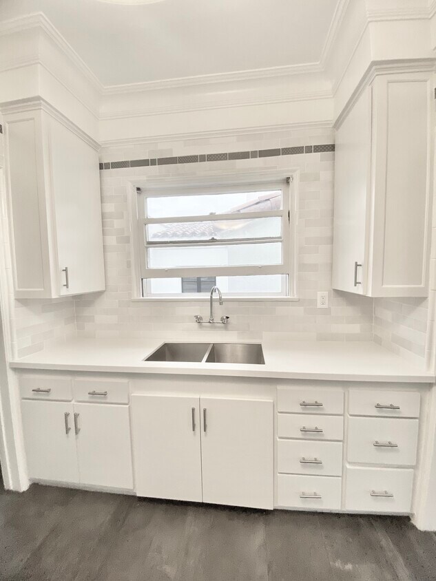 Kitchen - 1028 Masselin Ave