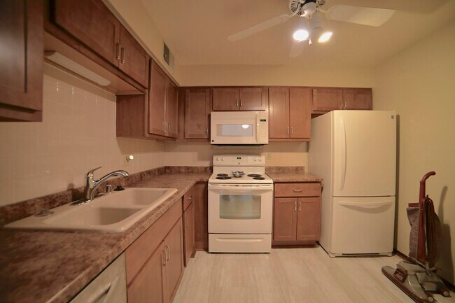 Foto del edificio - 1906 E Shorewood Blvd