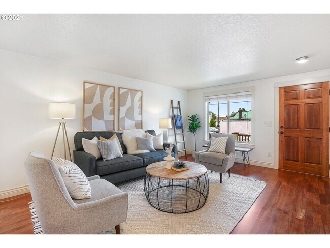 Building Photo - Lovely 4-Bed, 2.5-Bath Home – Gas Fireplac...