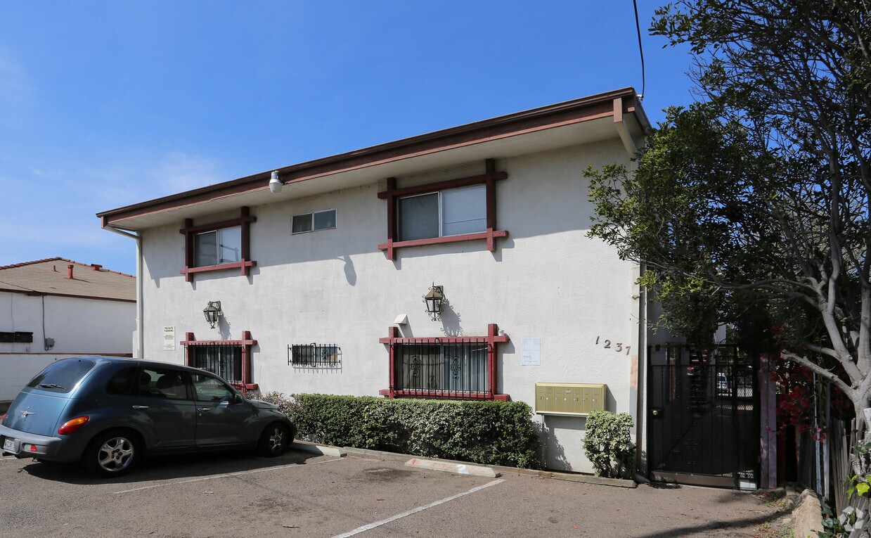 Building Photo - 1237 E 18th St