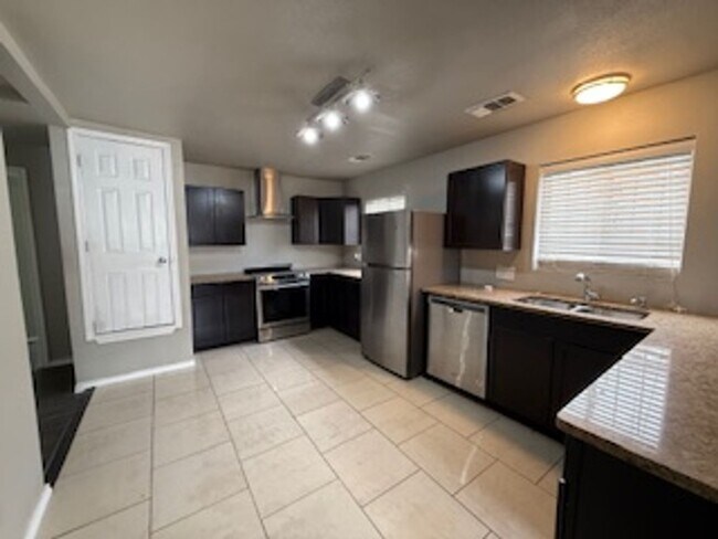 Foto del edificio - **50% Off First Month's Rent!!** Move-In Ready 4 Bedroom Home with Updated Kitchen & Private Yard