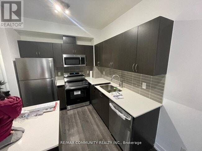 Photo du bâtiment - 3560 St Clair Ave E