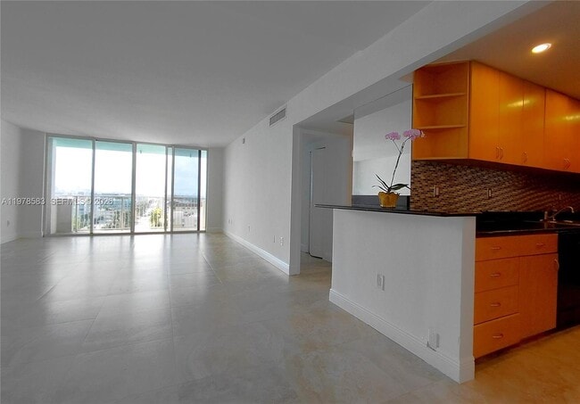 Foto del edificio - 10350 W Bay Harbor Dr