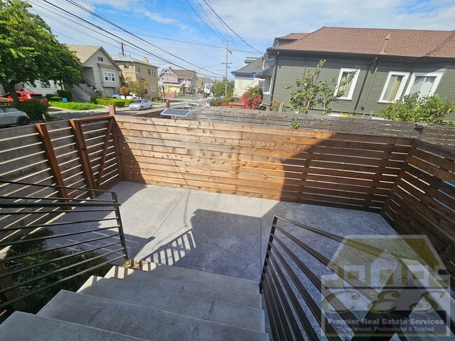 Foto del edificio - Modern Elegance Meets Timeless Charm – 4 bedroom 4 bath Home in North Oakland