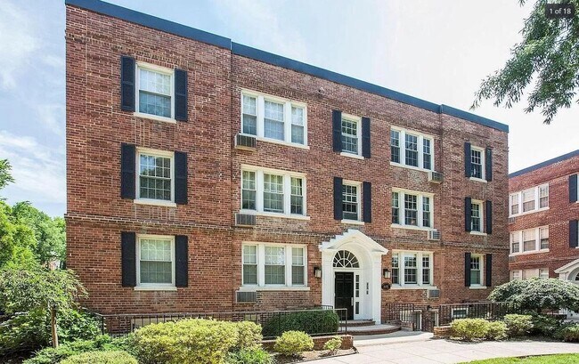 Foto del edificio - 4481 MacArthur Blvd NW