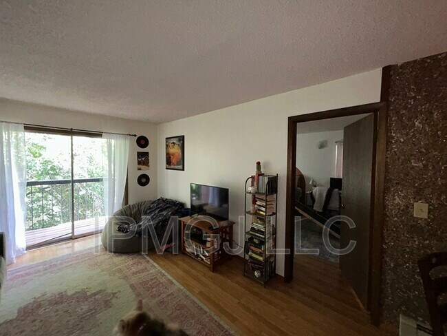 Foto del edificio - 3156 Lakeside Dr