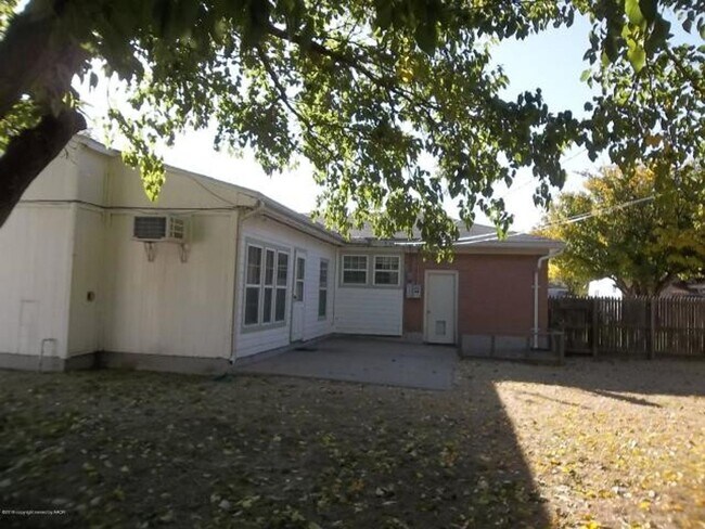 Foto del edificio - Located in Paramount!! 3 bedrooms, 2 baths...