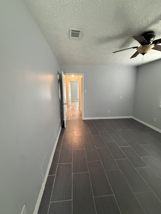 Building Photo - 13323 S Thorntree Dr