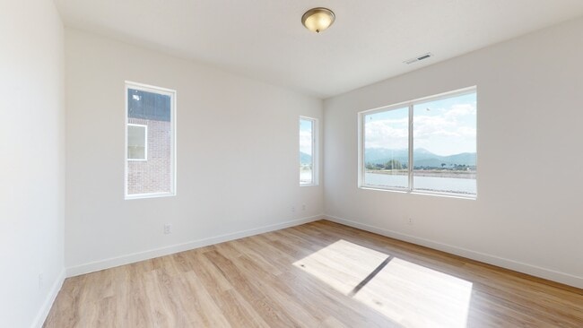 Building Photo - 1322 S Sawmill Blvd