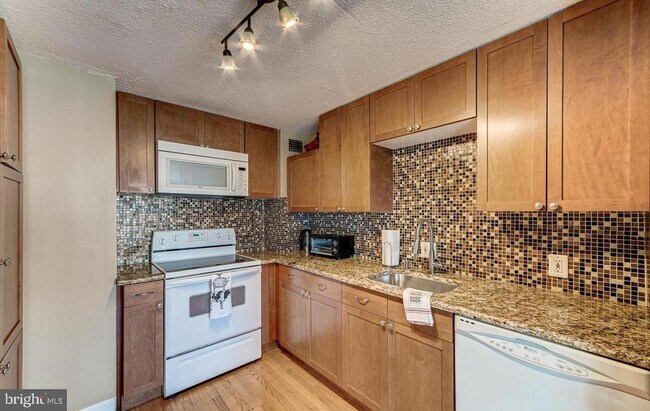 Building Photo - 2059 Huntington Ave