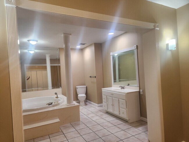 Building Photo - 2217 Shreveport Hwy
