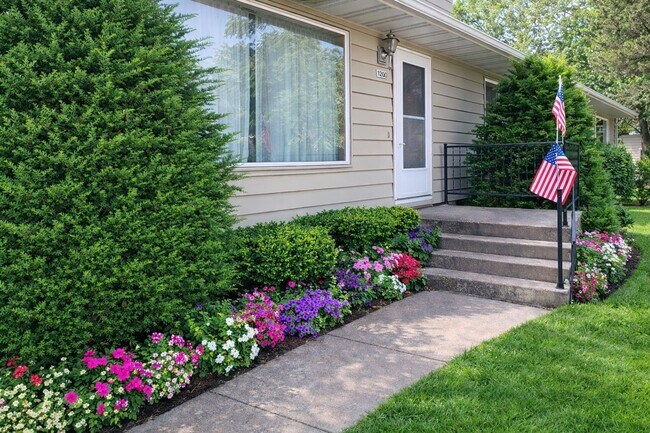 Foto del edificio - Click the “Apply Now” button or email wapmrentals@gmail.com for a prompt response.