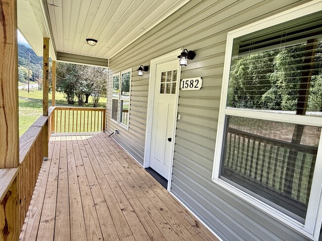 Building Photo - 1582 Hobbs Island Rd SE