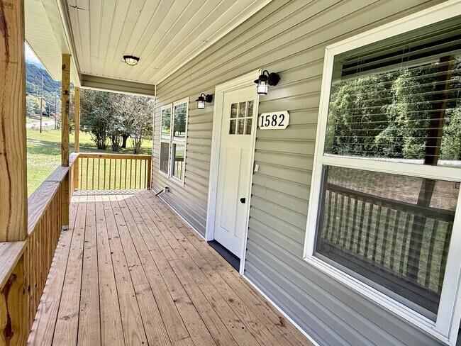 Foto del edificio - 1582 Hobbs Island Rd SE