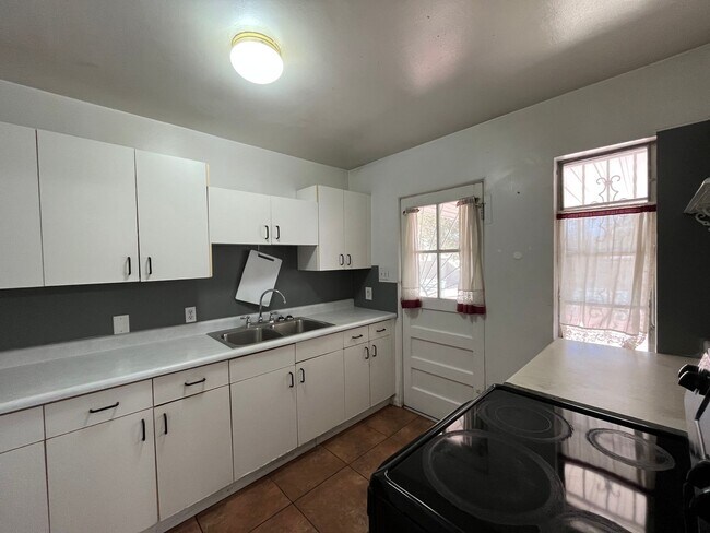 Foto del edificio - Cute 3 Bedroom 2 Bathroom Home In The NE!
