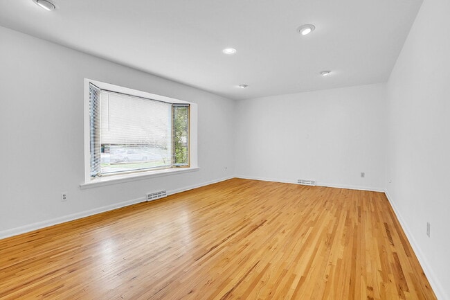 Building Photo - $3,000.00, 3 Bed, 3 Bath, Single Family Ho...