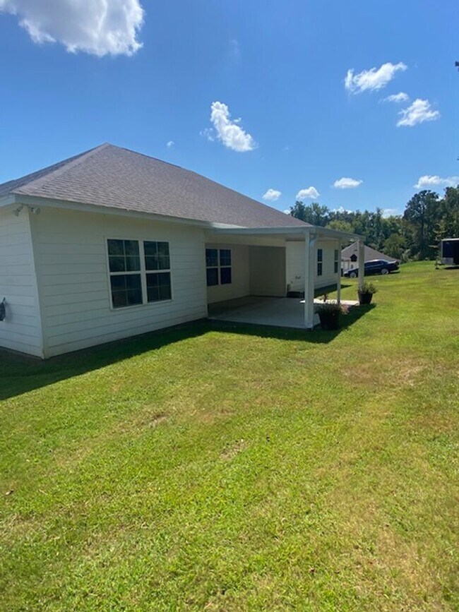 Building Photo - Quiet Living and close to the Back Gate