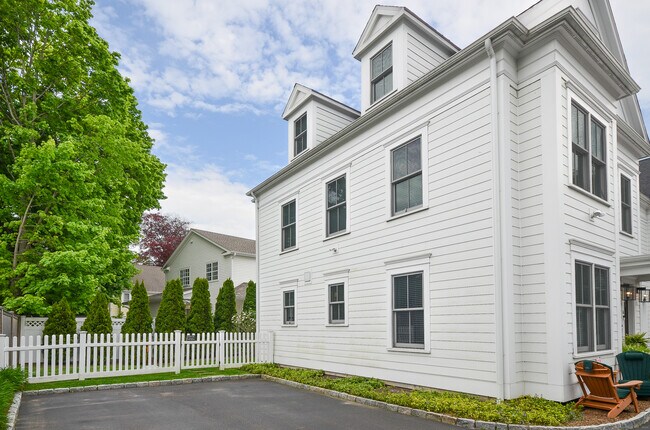 Building Photo - 16 E Maple St