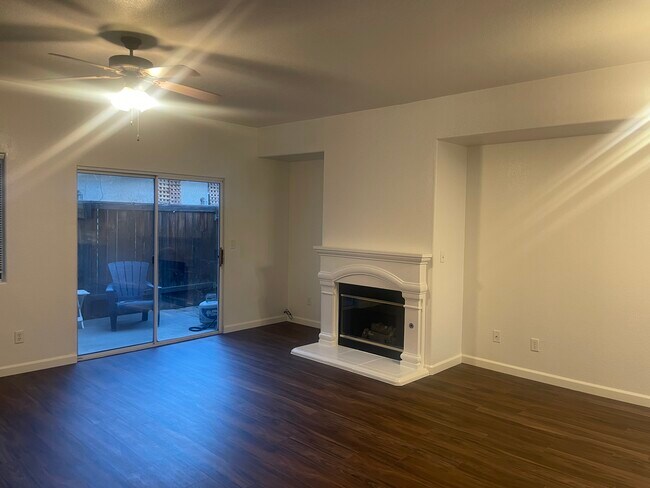 Building Photo - 1237 W Spruce Ave