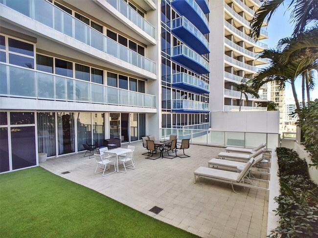 Building Photo - 3101 Bayshore Dr