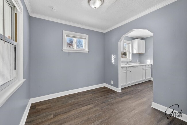 Building Photo - $1200 2 bedroom