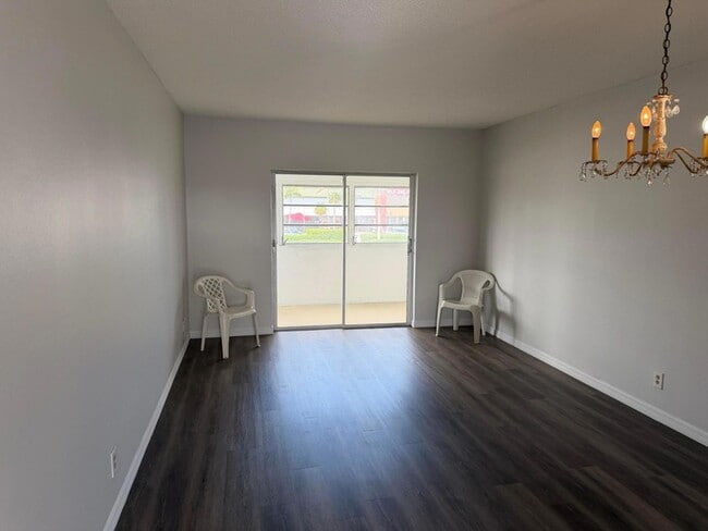 Building Photo - 1113 Lake Terrace