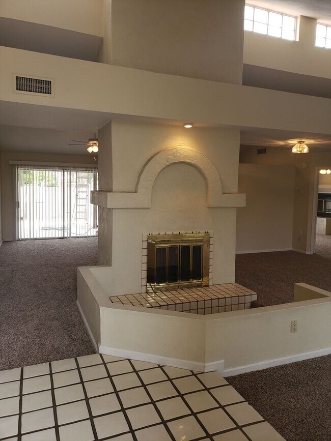 Foto del edificio - 837 N Oak Ct