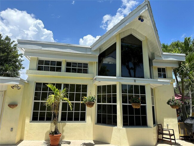 Building Photo - 571 Glenridge Rd