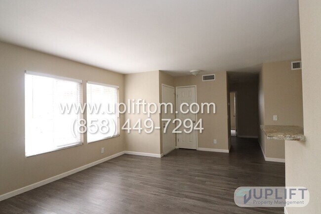 Building Photo - 4Bed 2 Bath Single story house with Sunpor...
