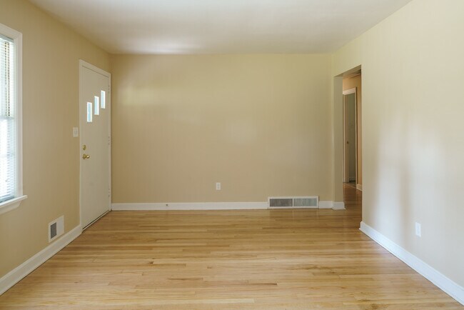 Foto del edificio - Super 3-brm stone ranch with basement, det...